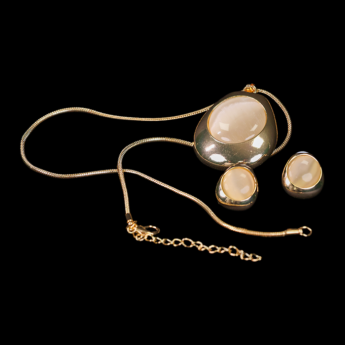 Designer Stone Metal Pendant Chain Set